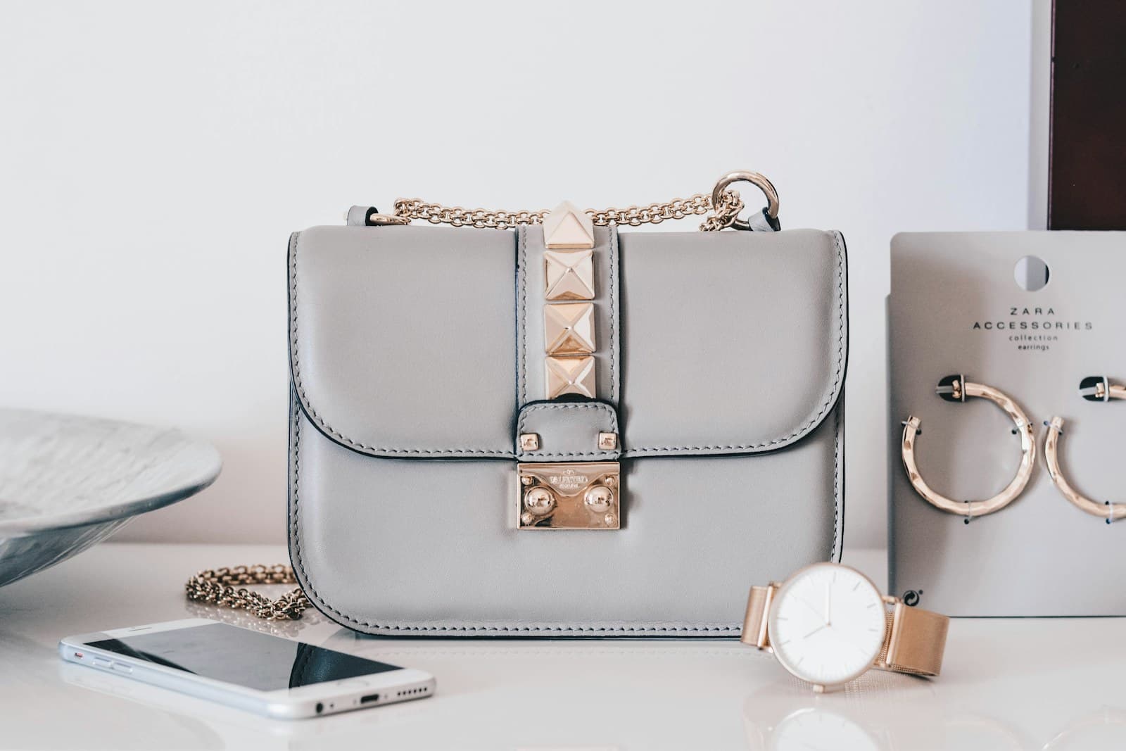 Nature morte : sac, montre et souliers MAKENVA
